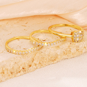 Set di Tre Anelli Geometrici con Zirconi Quadrati per Donne, Gioielli Scintillanti per Matrimonio e Moda - Product Image 3