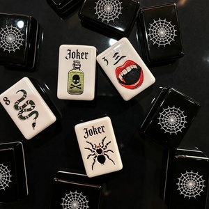 Tuiles de mahjong américaines sur le thème d'Halloween avec un grand motif de bouche rouge, gravure double face et matériau acrylique - Product Image 1
