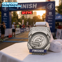 Medali Antik Perak Bentuk Khusus OEM ODM 3D Embossed Custom untuk Penghargaan Lomba Lari Marathon Virtual dengan Pita