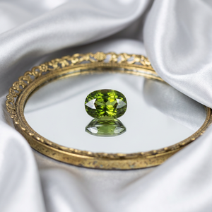 Sphène naturelle verte chromée de 1,55 carats, taille ovale excellente, avec clarté et jeu de couleurs impeccables, provenant de Skardu, Pakistan. - Product Image 2