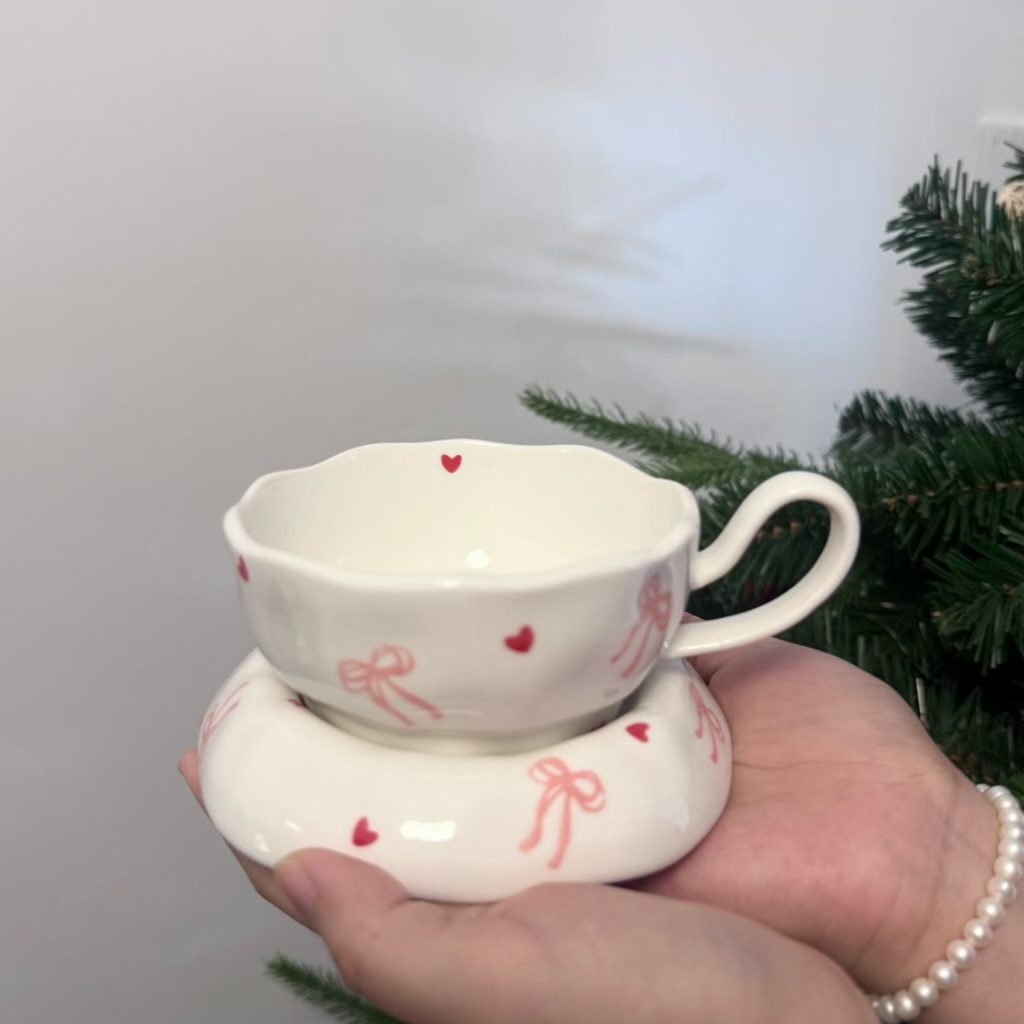 Taza con lazo rosa y corazón rojo, plato de 250 ml y 13 cm de diámetro.