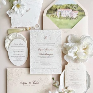 Qianzhao Suite <span class=keywords><strong>de</strong></span> papeterie <span class=keywords><strong>de</strong></span> mariage <span class=keywords><strong>de</strong></span> luxe, gaufrée florale, décorée <span class=keywords><strong>de</strong></span> pompons, <span class=keywords><strong>blanc</strong></span> crème, avec logo personnalisé en typographie et peinte à la main, style manoir - Product Image 1