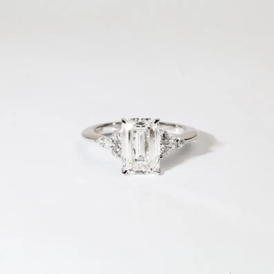 Bague de fiançailles de luxe en or blanc avec diamant de laboratoire taille émeraude et pierres multiples, style Art Déco, bijou de promesse - Product Image 1