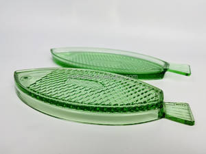 Fatto a mano eco-friendly per uso alimentare nuoto pesce a forma di piatto in vetro su misura di colore verde incisione per biscotti pane carne - Product Image 4