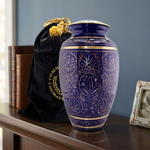 Urne funéraire en laiton violet, urne commémorative, vase floral en relief, urne de souvenir avec sac en velours - Artisanat indien - Product Image 3