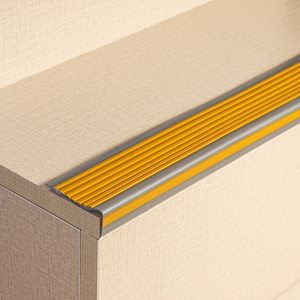 <span class=keywords><strong>Bande</strong></span> <span class=keywords><strong>antidérapante</strong></span> autocollante pour <span class=keywords><strong>escalier</strong></span>, protection de bord en caoutchouc résistant à l'usure, installation facile - Product Image 3