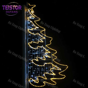 Lumière LED de Noël pour poteau, conçue pour intégrer l'éclairage existant dans le paysage festif - Product Image 6