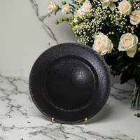 Assiette de présentation noire classique de 13 pouces, motif végétal peint à la main, avec vaisselle en plastique pour la décoration de fête