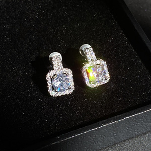 Orecchini a Perno Quadrati con Cristalli Pavé per Donne, Tono Argento, Accessori Eleganti per Uso Quotidiano - Product Image 3