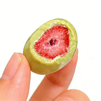 Matcha chocolade bedekte gevriesdroogde aardbeien knapperige fruit snoepjes rechtstreeks van de fabriek chocolade groothandel halal exotische snack