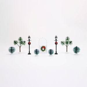 סט קישוטי כפר חג המולד עם תאורת לד, כולל דמויות, עץ שלג ותפאורה של עיירה חגיגית לקישוט שולחן - Product Image 6