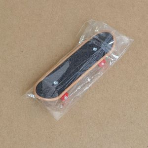 Vente en gros de <span class=keywords><strong>mini</strong></span> rampe de parc complète professionnelle en plastique pour enfants touche de doigt sport skateboard ensemble de skateboard jouets nouveaux - Product Image 4