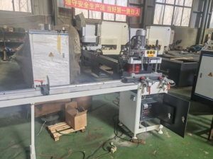 Machine de fraisage et de perçage à axe unique haute vitesse LXF-235x100 pour profilés PVC et aluminium, idéale pour la fabrication de fenêtres et de portes - Product Image 3