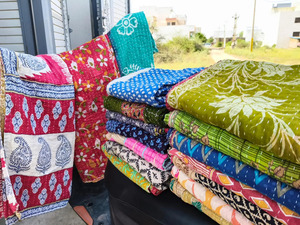 Couette traditionnelle indienne en coton Kantha 60x90, couvre-lit patchwork fait main, couverture bohème réversible, literie cousue à la main - Product Image 1