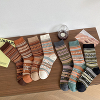 Chaussettes mi-mollet vintage bohèmes ethniques, chaussettes chaudes en tons terreux, palette de brun caramel, chaussettes d'hiver