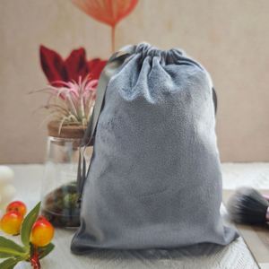 Pochette en velours gris avec impression de logo personnalisé pour bijoux, sac cadeau en velours à cordon personnalisé, emballage cosmétique - Product Image 1
