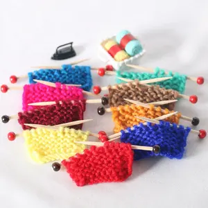Pull tricoté pour maison de poupée fait à la main bon marché et populaire mini accessoires de jouets en fil de laine véritable