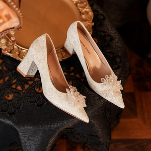 Zapatos de Tacón Alto con Pedrería y Flores de Satén Rojo para Mujer, Zapatos Formales de Boda con Punta Puntiaguda y Tacón Grueso para Vestido de Noche - Product Image 3