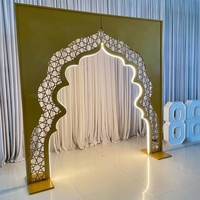 Arche de scène de luxe en métal doré pour mariages musulmans et indiens, avec décor floral sculpté et éclairage LED