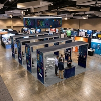 Stand d'exposition modulaire en aluminium SEG 20x30 pieds avec éclairage et étagères
