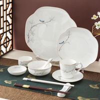 Nouvel ensemble de vaisselle élégant en porcelaine fine chinoise, finition lisse et brillante, avec bordure dorée et motifs imprimés, pour la table domestique