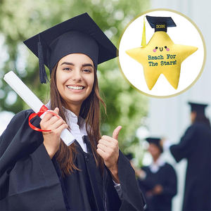 Vente en gros : Populaire porte-cartes en peluche en forme d'étoile avec visage souriant, capuchon noir et pompon, idéal pour les cadeaux de remise de diplôme et les cadeaux de fête - Product Image 4