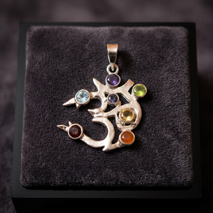 Pendentif symbole Om avec incrustation de pierres de chakra facettées sculptées, bijoux faits à la main respectueux de l'environnement - Product Image 3