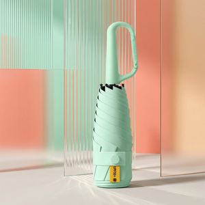 Parapluie de poche pliable 5 sections avec poignée mousqueton, revêtement UV noir, logo personnalisé OEM d'usine, pour femmes, voyage, randonnée, protection solaire et pluie, vente en gros - Product Image 1