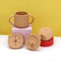 Tasse à boisson et à collation 2-en-1 en silicone anti-déversement avec paille, assiette, bol et cuillère à motif de dessin animé pour bébé, et bavoir inclus, pour l'eau ou les boissons