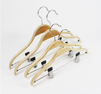 Cintres en bois robustes pour vêtements et pantalons avec crochet antirouille et 2 pinces réglables, cintre en bois antidérapant