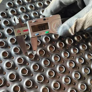 Zhenyu 공장 공급 판자 격자 악어 입 구멍 계단 및 바닥 미끄럼 방지 시트 용 미끄럼 방지 천공 금속 메쉬
