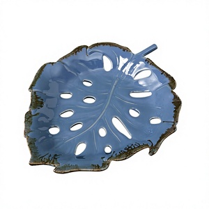 Assiette de service en céramique en forme de feuille, bleue, faite à la main, design moderne, lavable, durable, décoration de table, diamètre 400 mm - Product Image 1