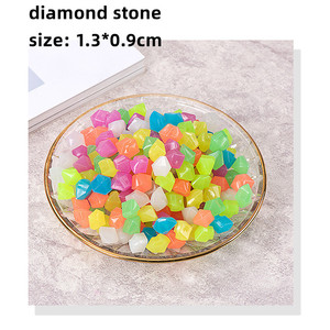 Vente en gros Diamant artificiel lumineux pour <span class=keywords><strong>aquarium</strong></span> Pierre <span class=keywords><strong>Pas</strong></span> <span class=keywords><strong>cher</strong></span> 1cm Décoration d'<span class=keywords><strong>aquarium</strong></span> rougeoyante - Product Image 6