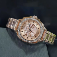 Montre pour femme en strass, boîtier coussin or rose, lunette en cristal, cadran floral, chic, élégante, stylée, à quartz, cadeau, résistante à l'eau
