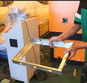 Machine d'angle en L Machine <span class=keywords><strong>de</strong></span> formage <span class=keywords><strong>de</strong></span> rouleaux <span class=keywords><strong>de</strong></span> quille légère entièrement automatique Moulin d'angle à barre en L - Product Image 2