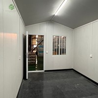 Maison préfabriquée en conteneur à toit triangulaire, structure en acier modulaire portable pour une habitation temporaire