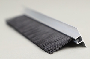 Spazzola a striscia in fibra di nylon industriale personalizzata B-RT con retro in metallo <span class=keywords><strong>per</strong></span> <span class=keywords><strong>tapparelle</strong></span>/sigillatura porte da garage - Product Image 2