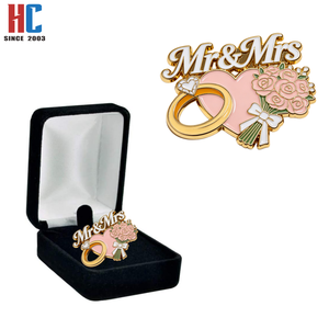 Spilla in metallo personalizzata con smalto morbido <span class=keywords><strong>Mr</strong></span> & Mrs, con anello a cuore e bouquet di rose, per bomboniere di matrimonio - Produzione da 20 anni - Product Image 4