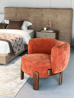 Fauteuil lounge de luxe en bois massif de frêne, finition peinture brute, assise en cuir premium, mobilier de café de style Mid-Century, fabrication usine