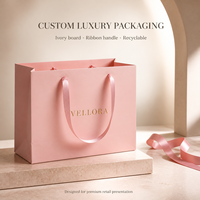 Sacs cadeaux en papier personnalisés avec poignées en ruban et logo doré, en carton ivoire, vente en gros pour boutiques de luxe et emballages cadeaux haut de gamme