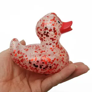 Popular Brinquedo De Vinil Macio Transparente Glitter Squeaky Rubber Duck Party Return Gift Pequeno Presente