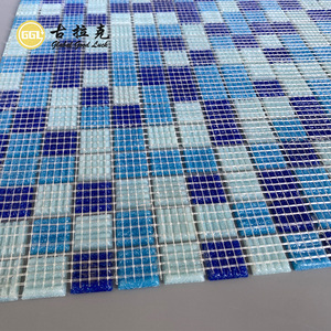 Mosaïque de <span class=keywords><strong>verre</strong></span> dépoli carrée bleue et blanche mélangée pour une utilisation décorative dans la chambre à coucher, la cuisine, la salle de bain, la piscine - Product Image 2