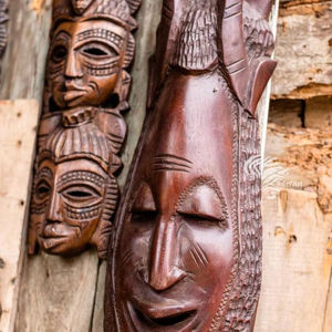 Table basse en bois équitable sculptée à la main pour les entreprises de décoration intérieure haut de gamme - Product Image 1