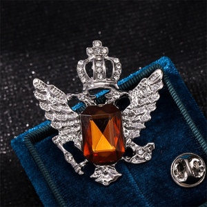 Broche de corbata para hombre estilo retro caballero, diseño de corona King's Trail con diamantes de imitación, chapado en plata, aleación de zinc, cristal esmaltado - Product Image 4