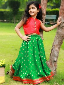 Conjunto de Ropa Étnica para Niñas Twisha, Estilo Incut, Top con Diseño de Chevron y Ghagra Estampada en Rojo y Verde, para Festivales - Product Image 3