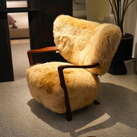 Fauteuil d'appoint en fausse fourrure, style moderne du milieu du siècle, avec accoudoirs en bois massif pour salon et chambre à coucher