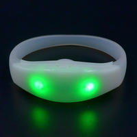 Bracelet LED personnalisé, écologique, vibrant, lumineux, télécommandé, à commande vocale, pour la décoration sur le thème de la romance