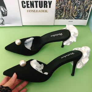 Escarpins noirs de luxe pour femme avec talons hauts de 8 cm, fleur blanche et perle au dos, pour soirée - Product Image 5