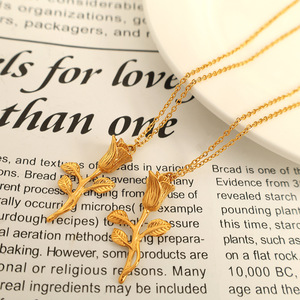 สร้อยคอจี้รูปดอกกุหลาบ สีทอง ไทเทเนียมสตีล เครื่องประดับสำหรับผู้หญิง สวมใส่ได้ทุกวัน - Product Image 1