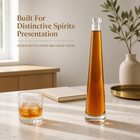 Bouteille à liqueur en verre transparent à col long avec liquide ambré, profil mince, fermeture cylindrique pour l'emballage des spiritueux